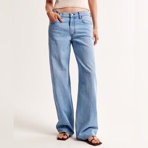 Abercrombie & Fit Low Rise Ultra Loose Jean in Light - Size 28R